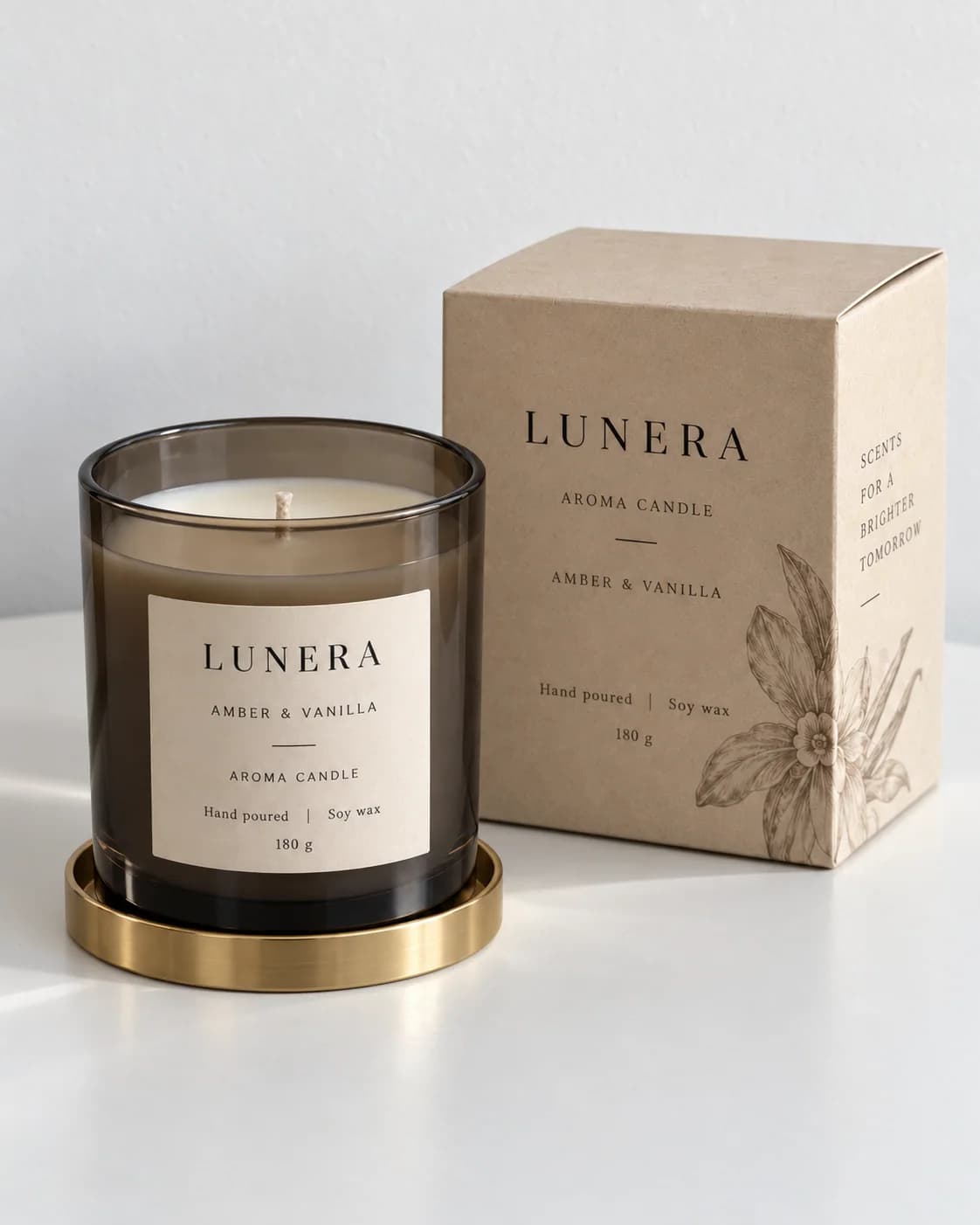 Свеча LUNERA Amber & Vanilla и упаковка на белом фоне